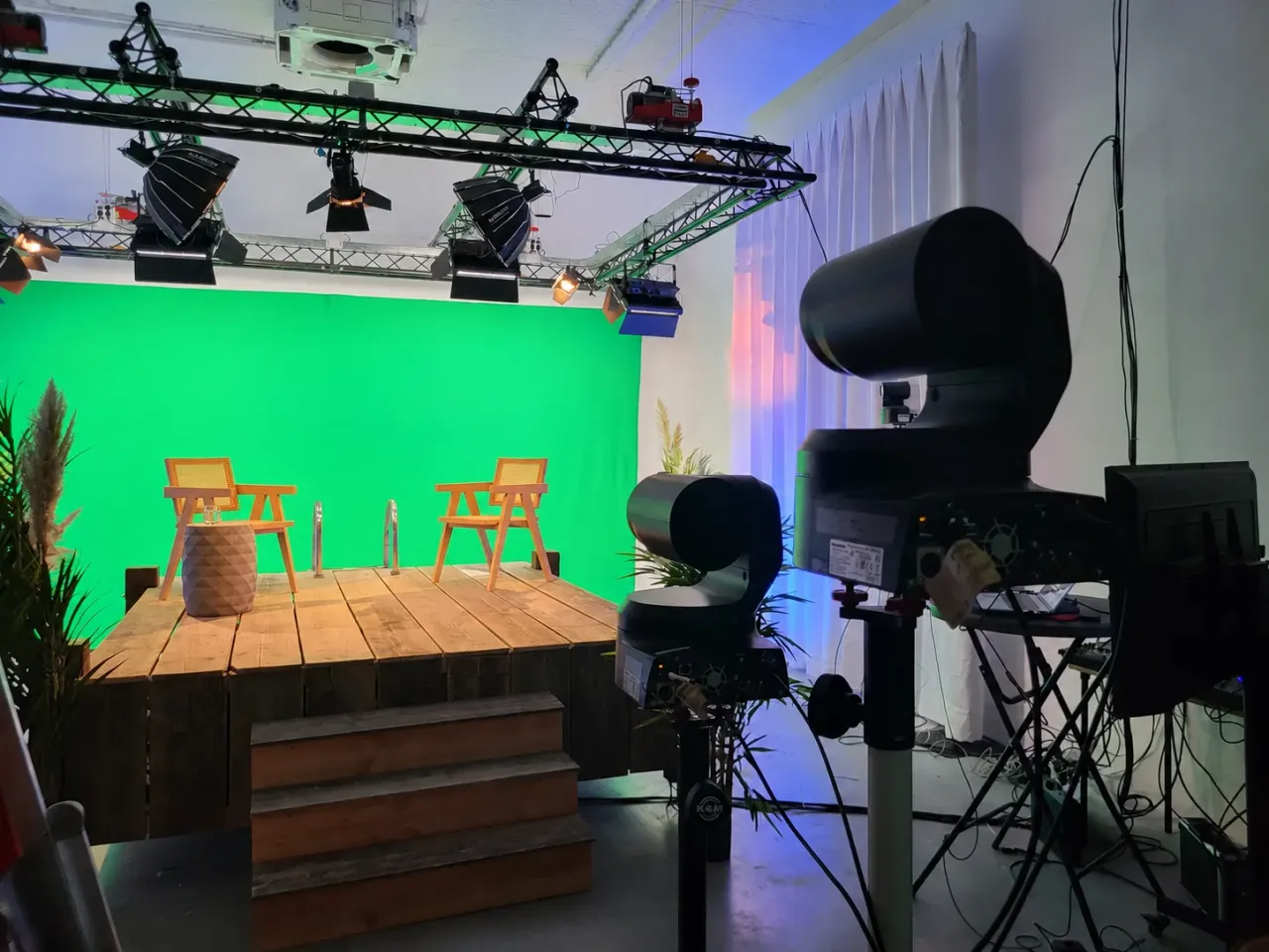 Lege greenscreensetting met twee stoelen, PTZ-camera’s en lichtgrid in Edam