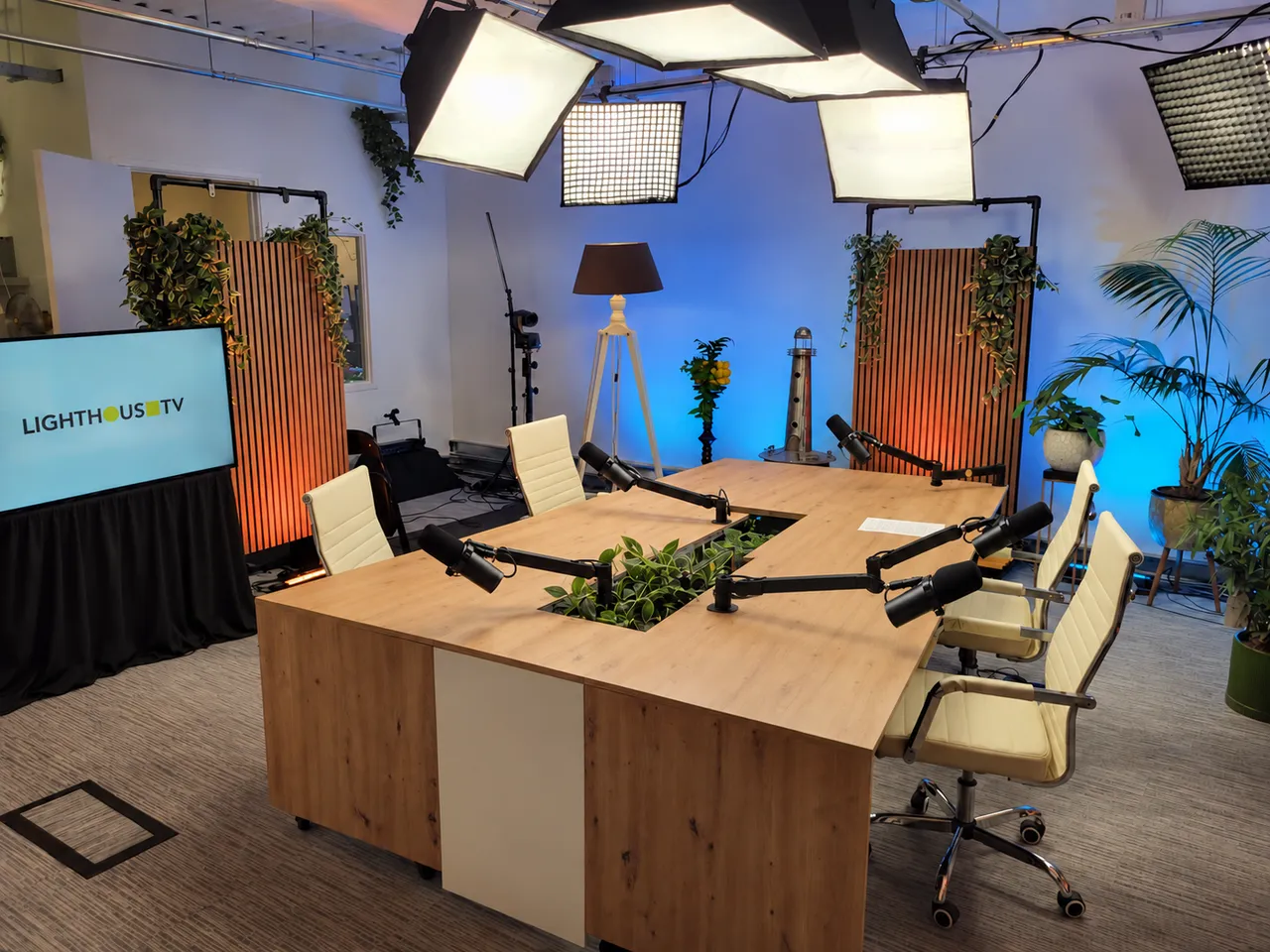 Talkshowtafel in Edam met microfoons, studiobelichting en blauwe achtergrond