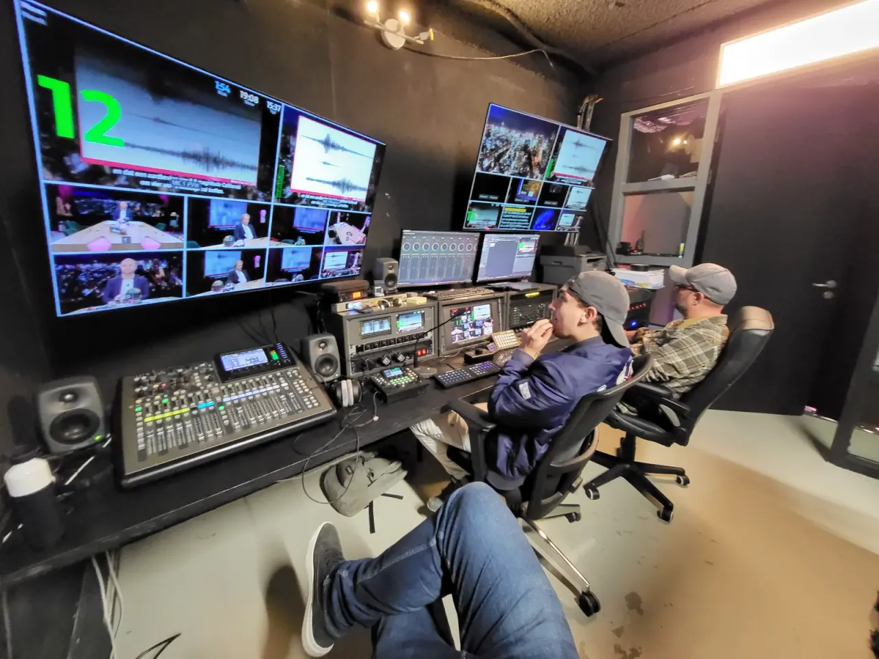 Regiepositie in Edam met multiview, audiomixer en opnameapparatuur