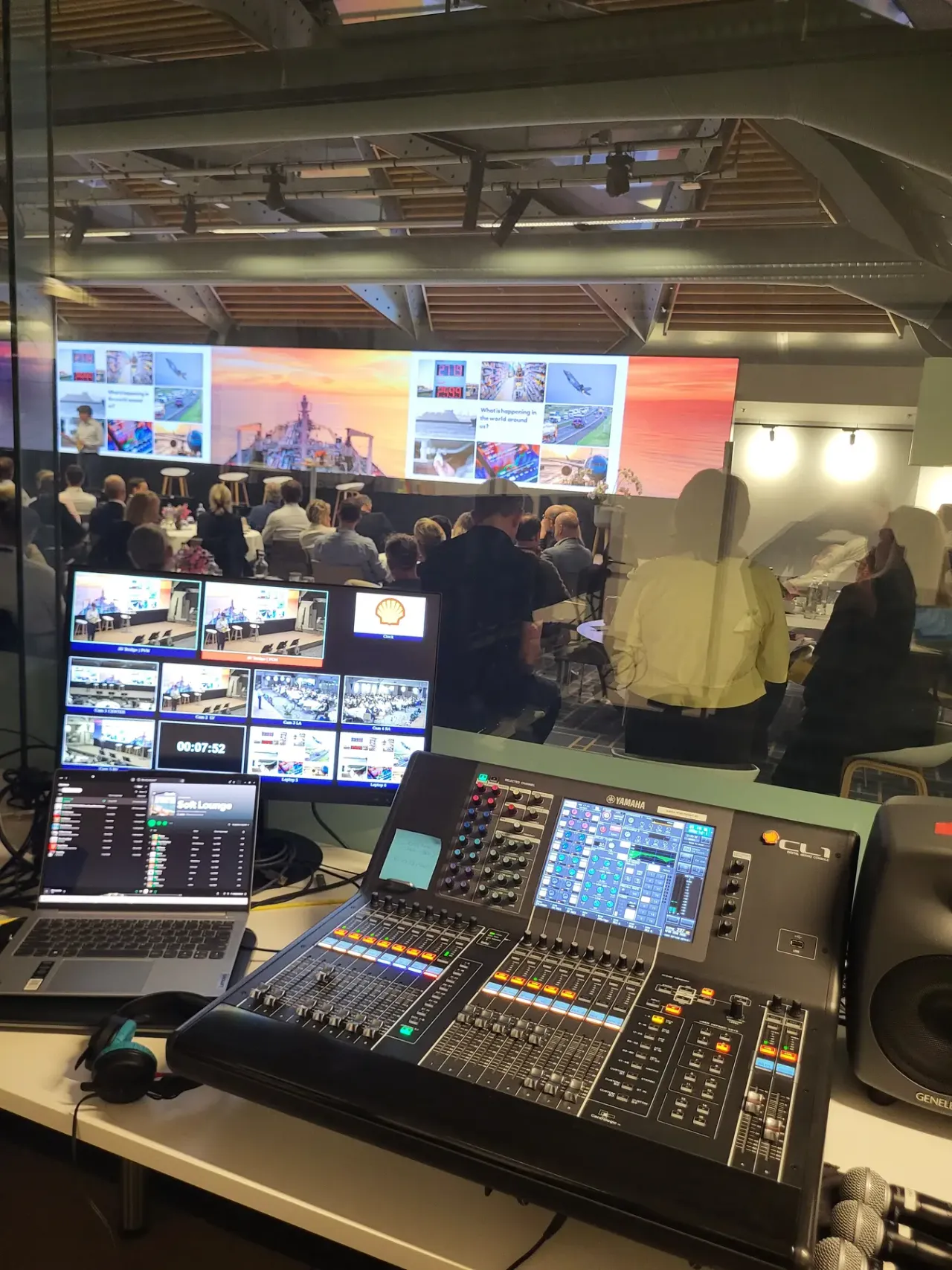Technische regiepositie met zicht op een evenementpodium