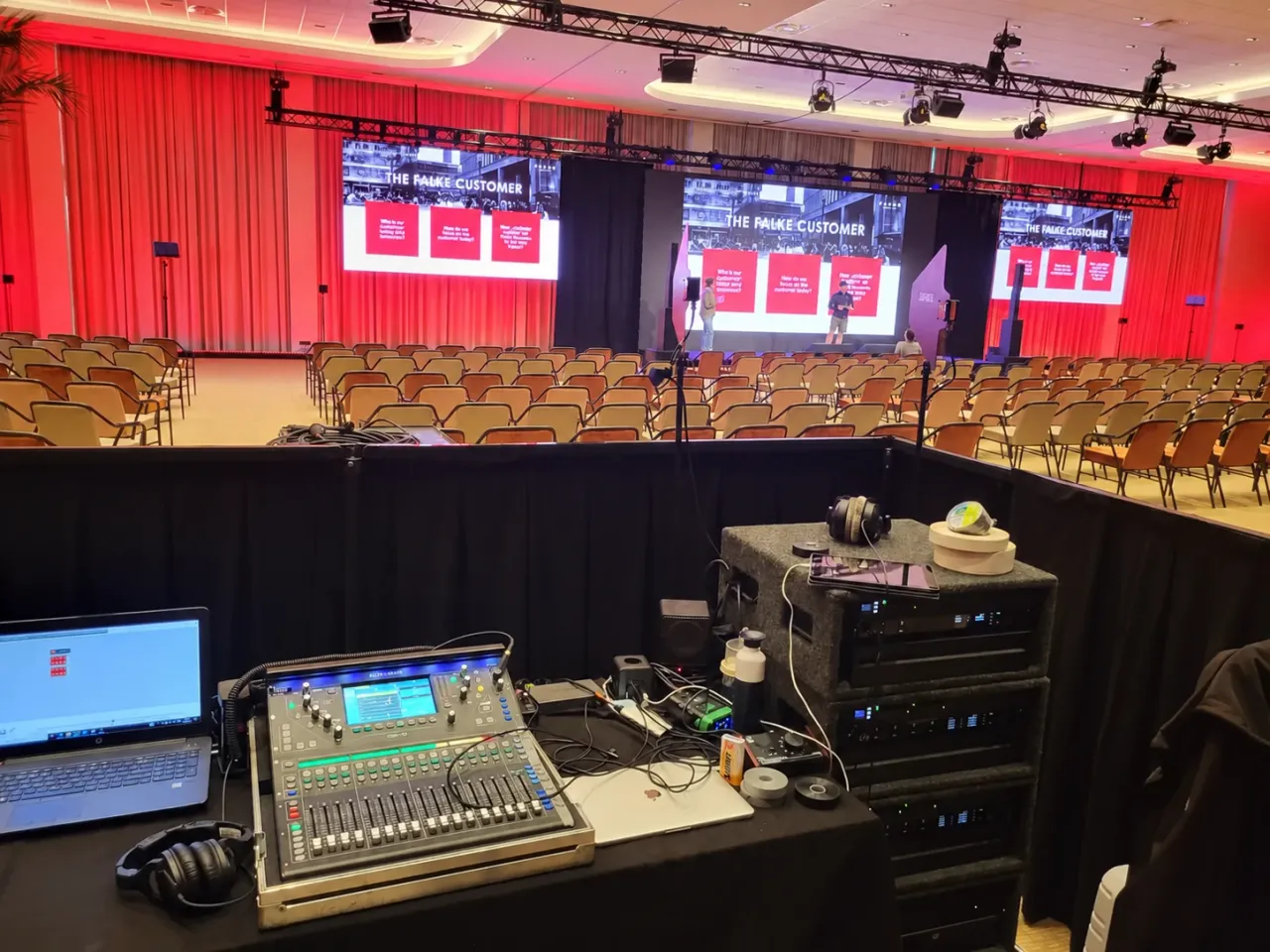 Evenementenlocatie met podium en technische opstelling