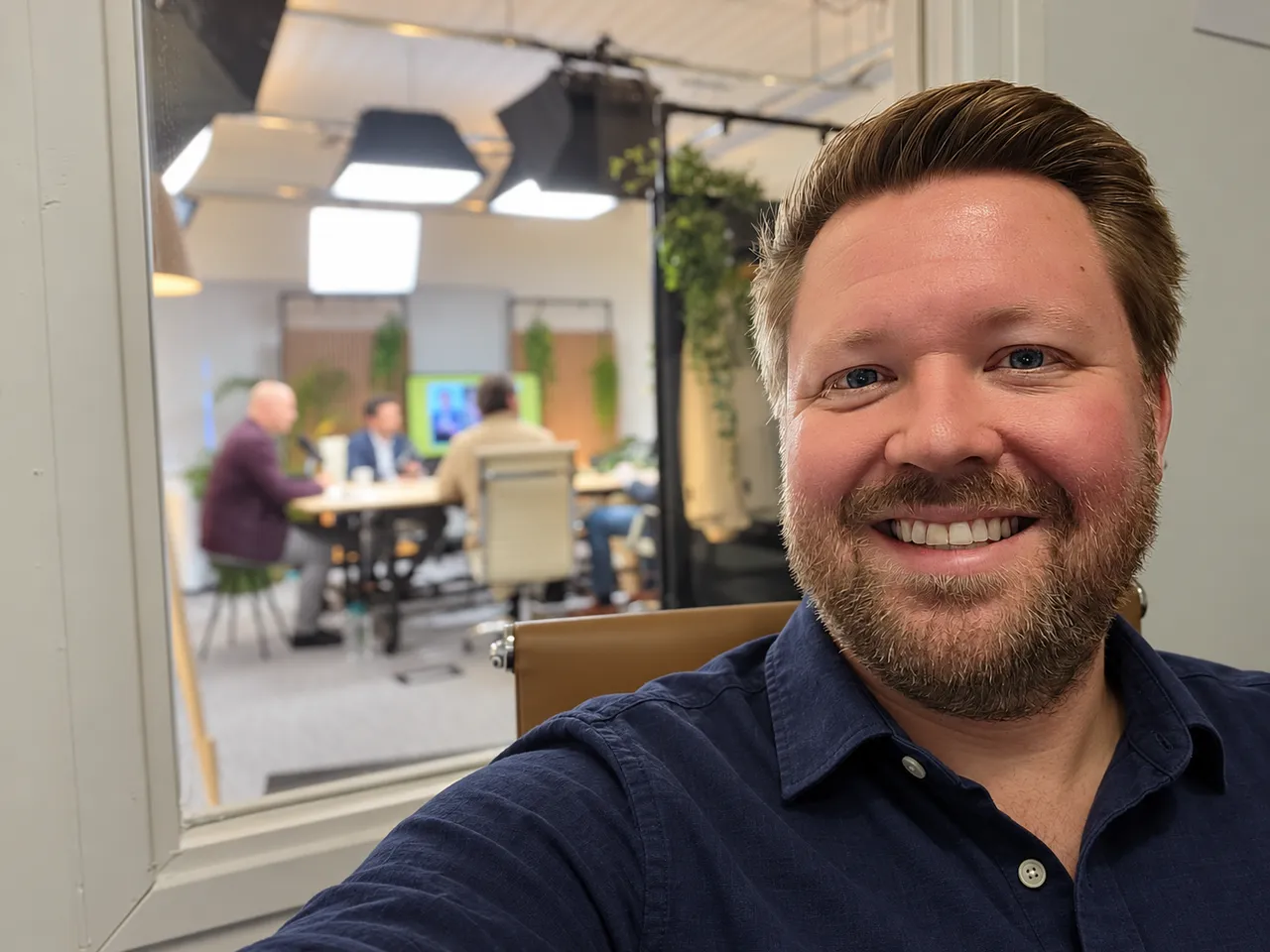 Ilja de Vries met zicht op een studio-opname in Edam