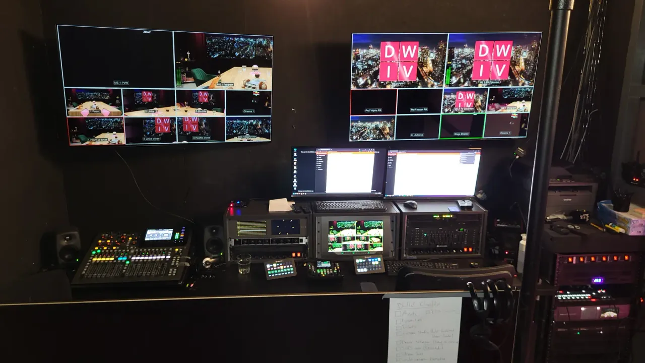 Regieomgeving in Edam met beeldschakeling, audio en opnameapparatuur
