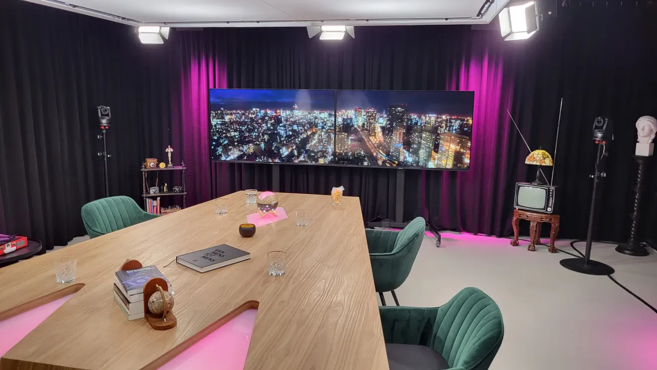 Talkshowtafel met groene stoelen, vaste camera’s en studiobelichting in Edam
